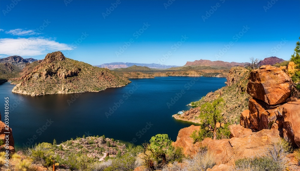Fototapeta premium beautiful view of canyon lake arizona from the boulder canyon trail