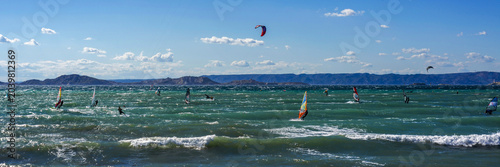 Véliplanchistes et kitesurfeurs au large de Marseille