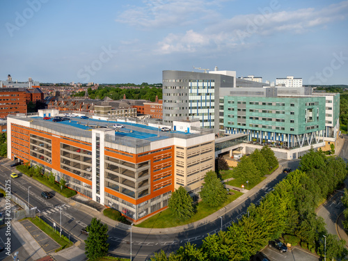 Φωτογραφία Leeds General Infirmary in Leeds, West Yorkshire, England, aerial view of the major NHS hospital, medical buildings and surrounding Leeds city centre skyline