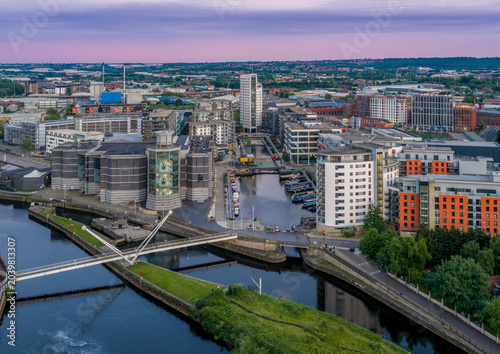 Foto Leeds Dock in Leeds, West Yorkshire, England, aerial view of the regenerated waterfront, marina, modern apartments and canal side development