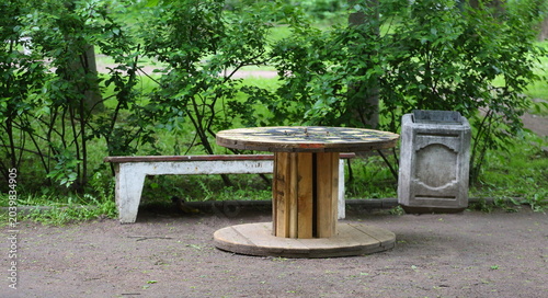 Fotografija An improvised wooden table made from an empty wooden cable reel stands in the re