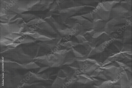 Foto A close-up view of a crumpled paper texture in a dimly lit environment with a chaotic arrangement of folds and creases on the surface