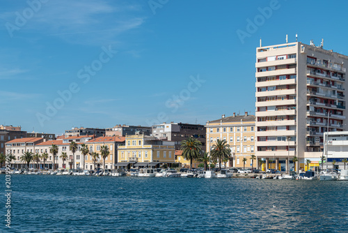 Foto Vibrant Cityscape of Zadar, Croatia, Showcasing Modern and Historic Architecture