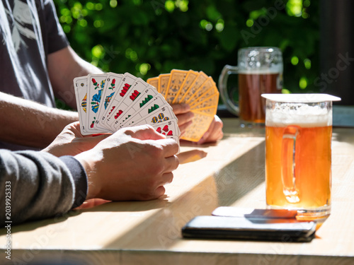 Fotografi Kartenspielen im Biergarten - Schafkopf mit deutschem Blatt - traditionelles Sta