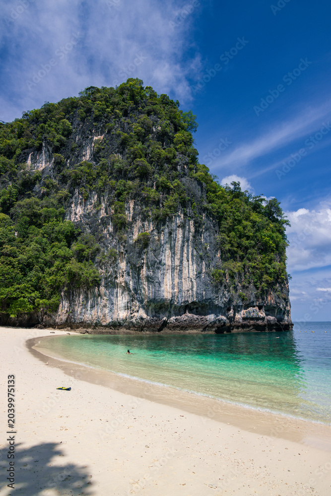 Obraz premium Beautiful scenic view of Koh Hong island and its tropical surroundings in Krabi, Thailand