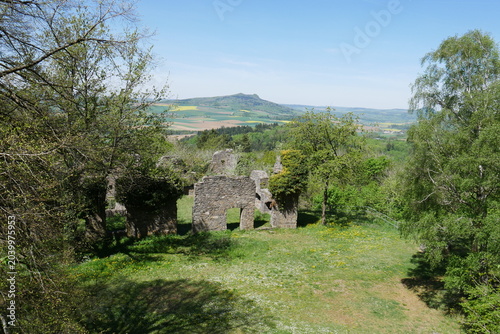 Aussicht von der Bergfestung Hohentwiel bei Singen in Schwaben in die durch Vulkane entstandene Landschaft des Hegau