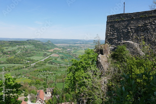 Aussicht von der Bergfestung Hohentwiel bei Singen in Schwaben in die durch Vulkane entstandene Landschaft des Hegau