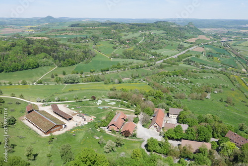 Aussicht von der Bergfestung Hohentwiel bei Singen in Schwaben in die durch Vulkane entstandene Landschaft des Hegau