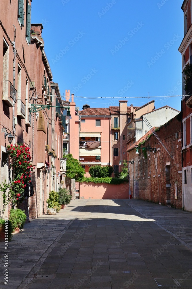 Fototapeta premium An alley in the Dorsoduro district of Venice, Italy