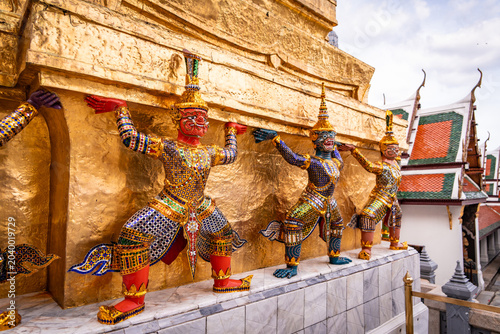 Foto Golden Guardian Demon Statues Wat Phra Kaew Temple Bangkok Thailand