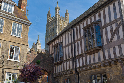 Fotografía Historic half-timbered buildings frame a view of Gloucester Cathedral's impressi