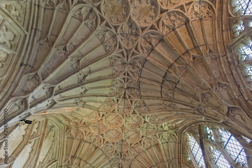 Tableau sur toile An ornate stone vaulted ceiling with intricate fan-like ribs and decorative circ
