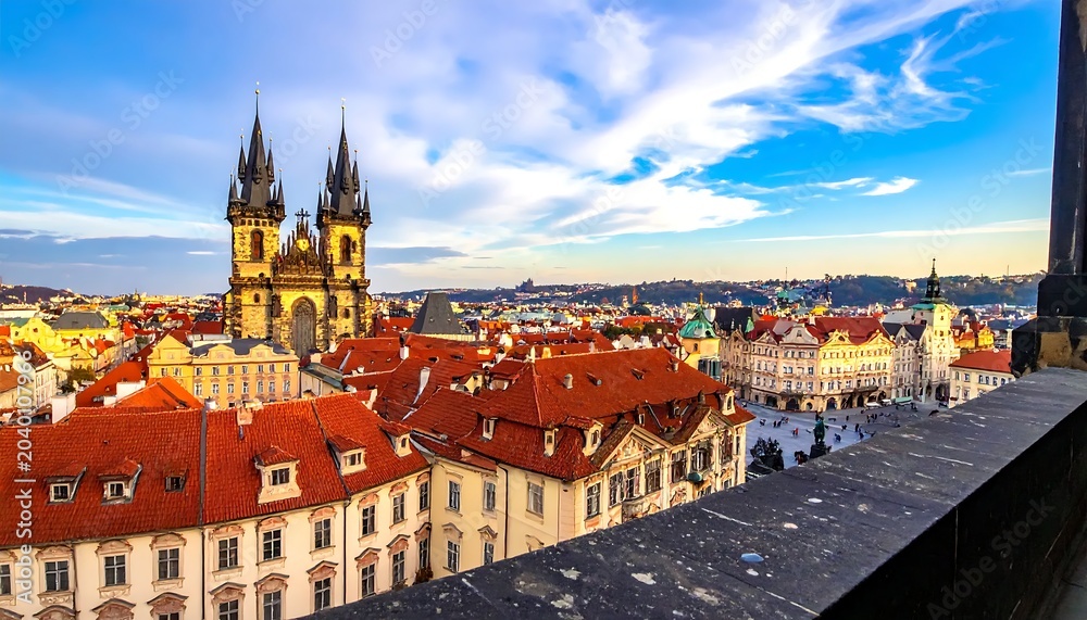 Obraz premium Historic European cityscape with Gothic cathedral at sunset.
