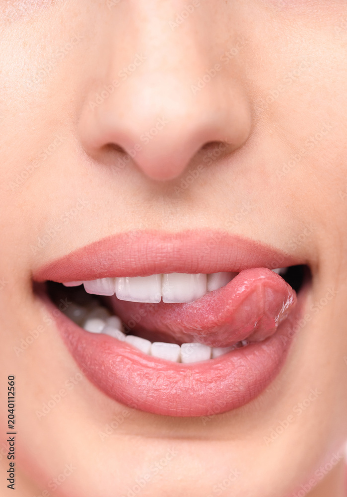Obraz premium Detailed view of a person's mouth showing teeth and tongue