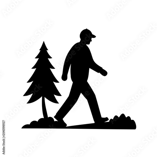 Foto Silhouette of a man hiking in nature near a tall evergreen tree