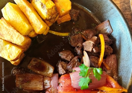 Tableau sur toile Lomo Saltado o salteado, plato típico de la gastronomía peruana, en base a lomo