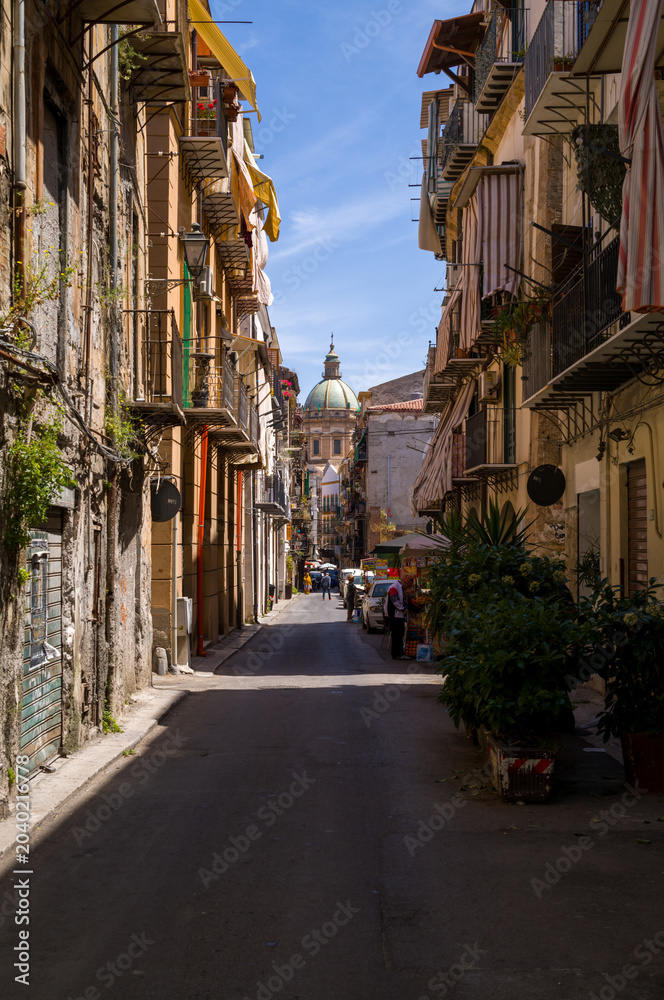 Fototapeta premium Narrow Street Leading to Dome