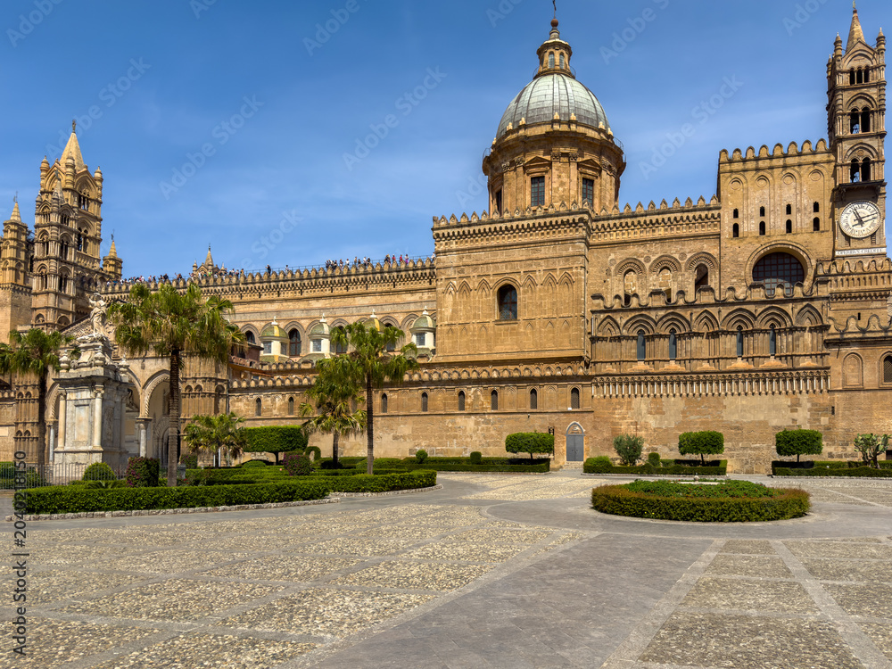Fototapeta premium Exploring the Historic Palermo Cathedral