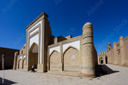 Cuadro en lienzo Woman Entering Muhammad Amin Inoq Madrasa, Khiva, Uzbekistan
