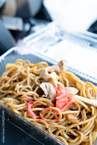 車内で食べる焼きそばの昼食