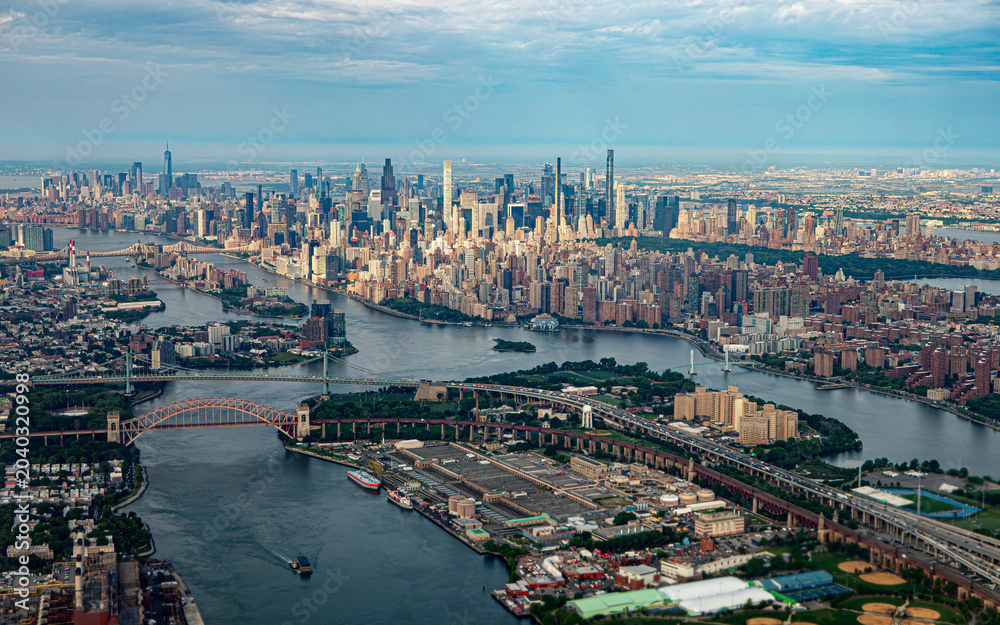 Obraz premium On a Crisp Morning over NY City