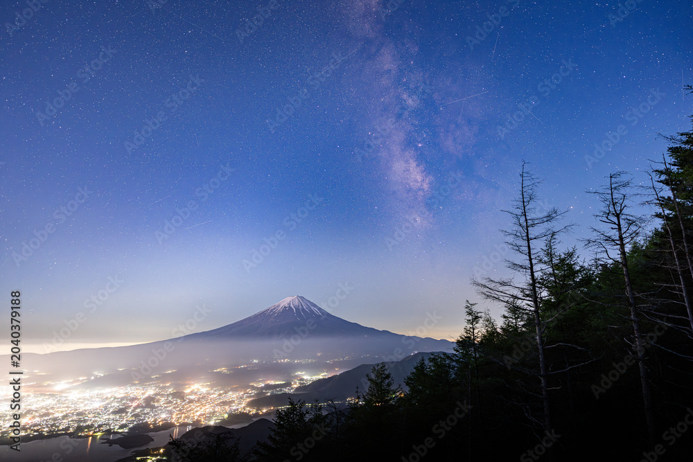 Obraz premium 富士山と河口湖の夜景と天の川 