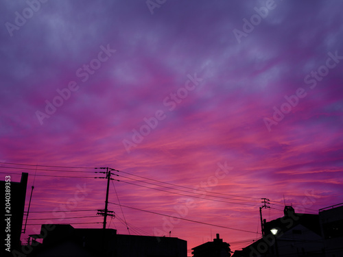 市街地を染める夕焼け空　鮮やかな空模様の都市風景