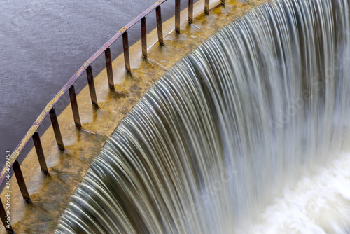 Foto Long exposure of water cascading over dam spillway