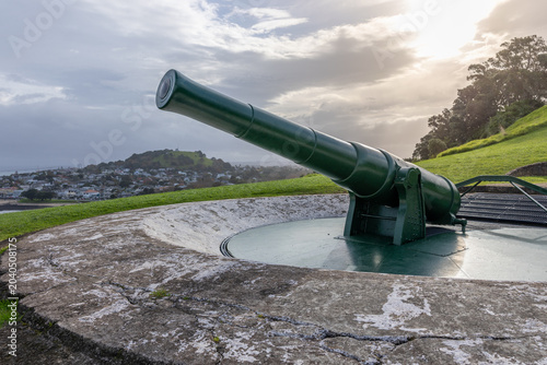 Φωτογραφία A historic cannon sits atop North head in Devonport, Auckland, New Zealand, overlooking the city and harbor