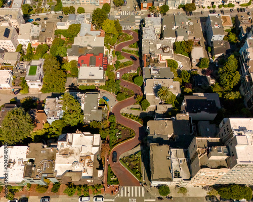 Foto Top down drone view of famous Lombard Street with winding curves in San Francisc