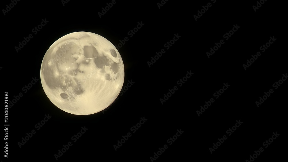 Obraz premium Detailed full moon against a dark sky, showcasing the lunar surface in high contrast.