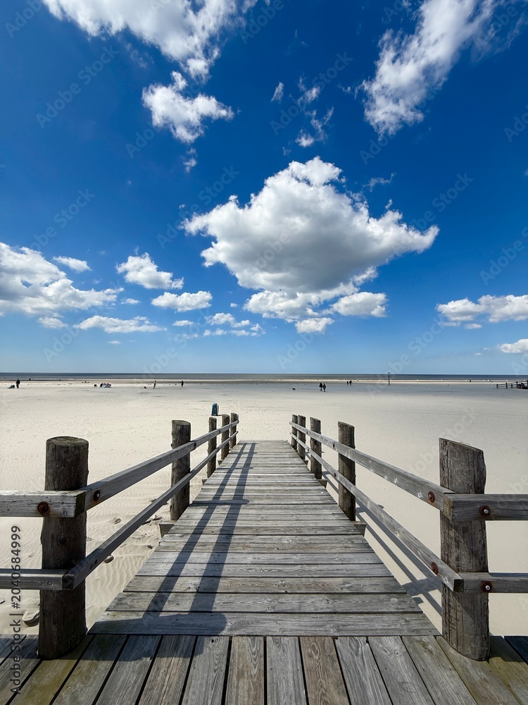 Obraz premium wooden pier on the beach near the sea
