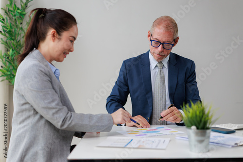 Fotografi Diverse business professionals collaborating on reports and financial data in an