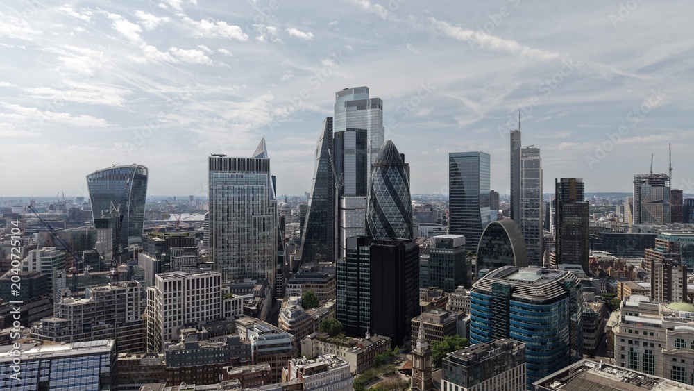 Fototapeta premium London City Skyline Featuring Modern Skyscrapers at Daytime