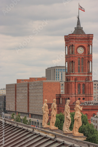 Berliner Kontraste; Blick vom Humboldtforum auf die Rathausstraße mit Passagen und Rotem Rathaus