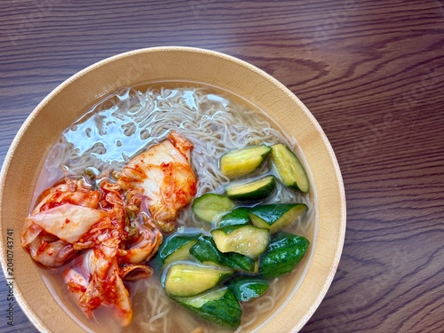 斜めから見た器の冷麺