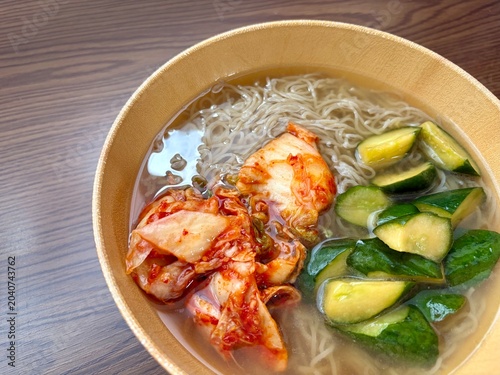 斜めから見た器の冷麺