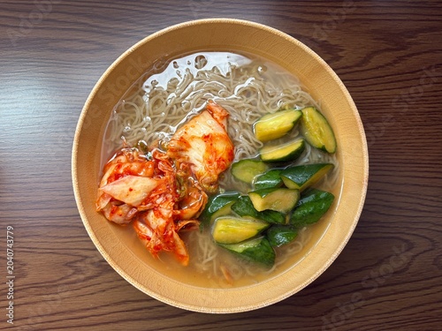 キムチときゅうりがのった冷麺