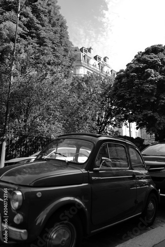 Voiture classique dans une rue verdoyante de Paris