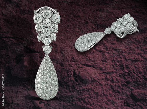 Konstfotografi Ornate diamond earrings in white gold for a modern look.