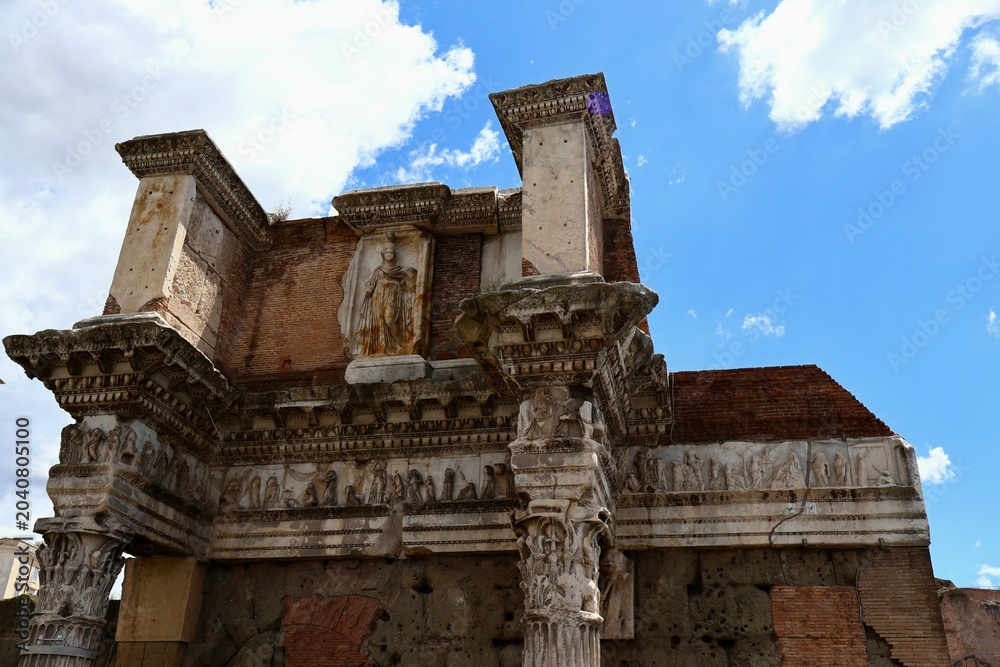 Obraz premium Ancient Roman Architectural Ruins Under Blue Sky