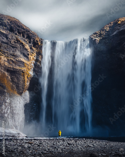 Cuadro en lienzo Person near giant waterfall in Iceland