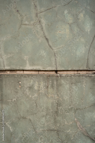 Foto A detailed close-up texture photograph of an old, weathered pale greenish-grey concrete or cement wall