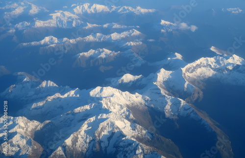 Survol de la chaine des Pyrénées en hiver couverte de neige