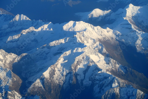 Survol de la chaine des Pyrénées en hiver couverte de neige