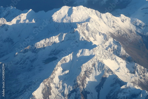 Survol de la chaine des Pyrénées en hiver couverte de neige