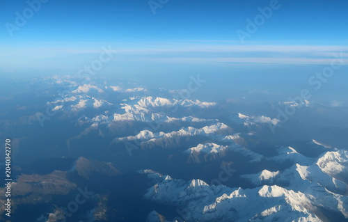 Survol de la chaine des Pyrénées en hiver couverte de neige