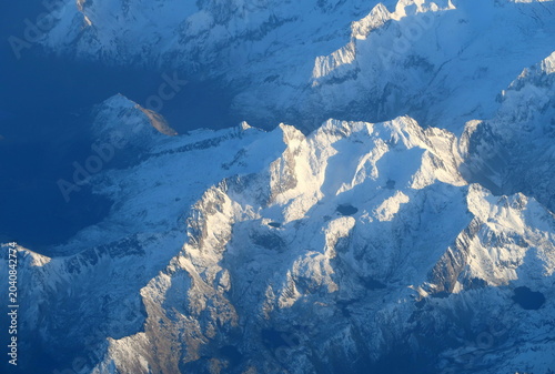 Survol de la chaine des Pyrénées en hiver couverte de neige