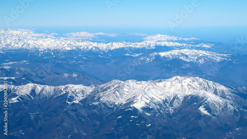 Survol de la chaine des Pyrénées en hiver couverte de neige