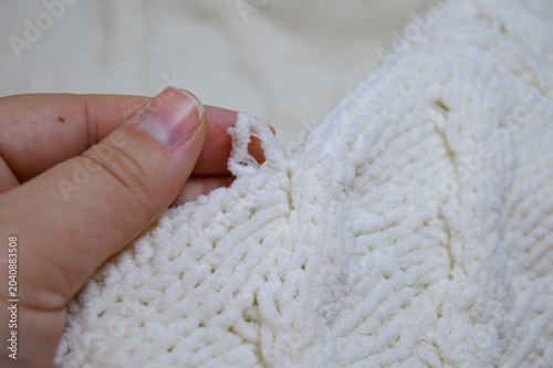 Canvastavla Close-up of a snag and loose thread on a white knitted garment